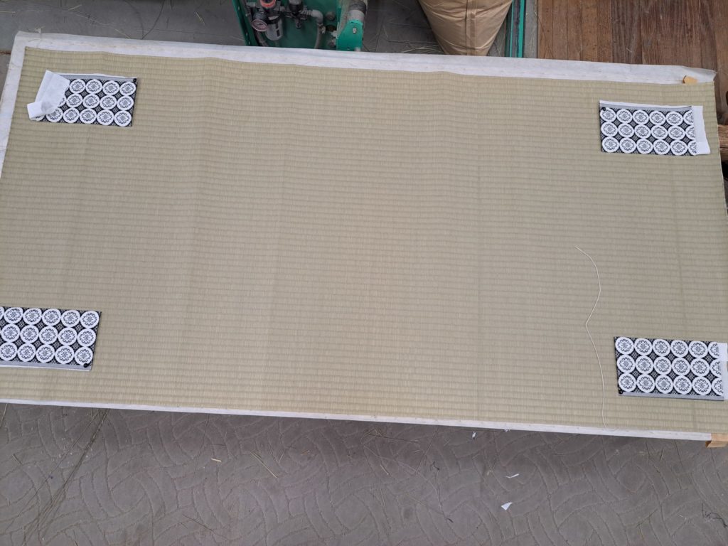 四天付き拝敷　四天を縫い留めた