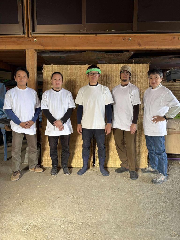 完成した藁床と佐々木さん（中央）東京メンバー